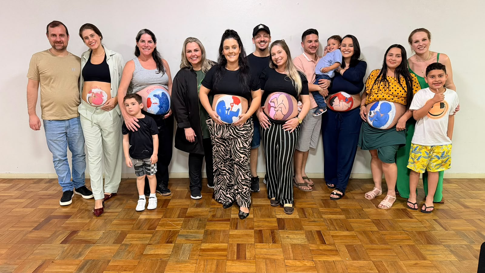 Grupo de Gestantes promove informação, acolhimento e troca de experiências em Siderópolis; Na sequência, as gestantes participaram de pintura gestacional que causou muita emoção