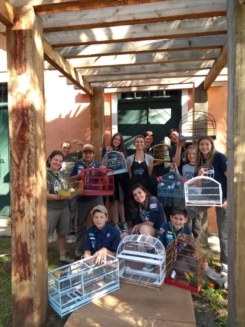 Grupo transforma gaiolas apreendidas em objetos decorativos