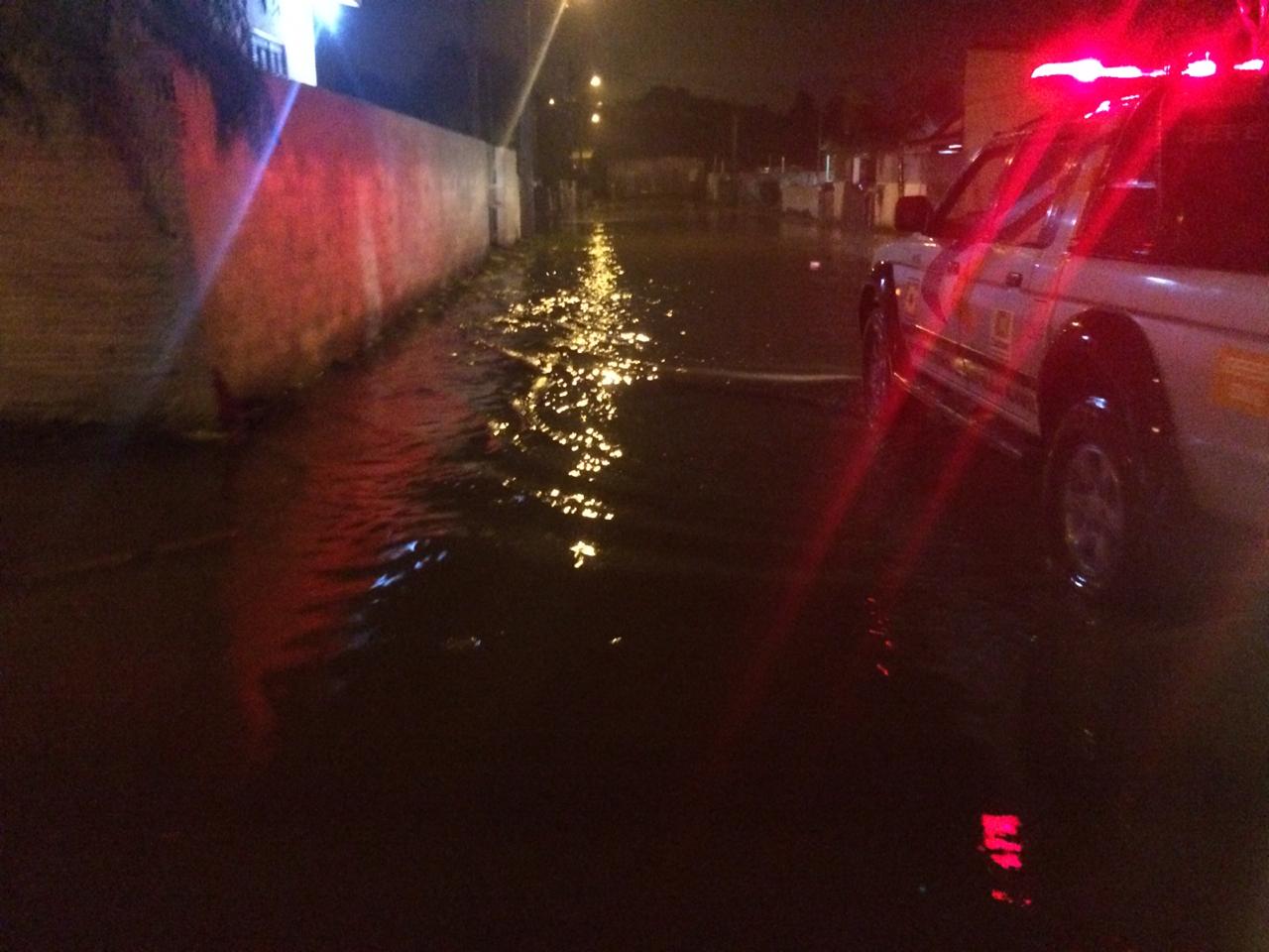 Chuva intermitente deixa alagamentos em bairros de Criciúma