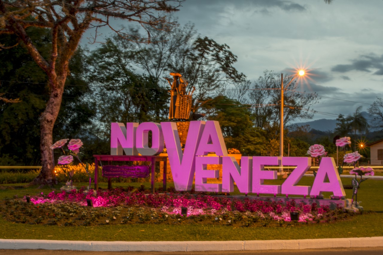 Nova Veneza colorida em alusão ao Outubro Rosa e Primavera