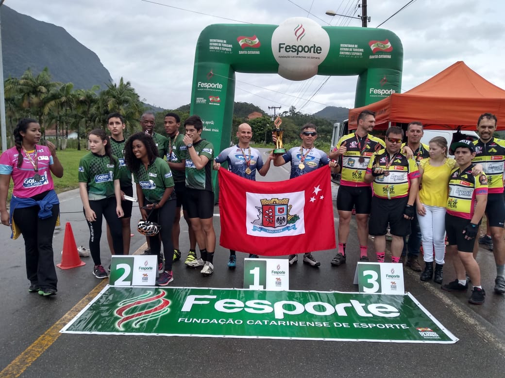 Ciclistas de Siderópolis auxiliam atletas no pódio do Parajasc