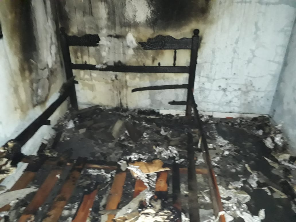 Casa pega fogo e mobiliza Corpo de Bombeiros
