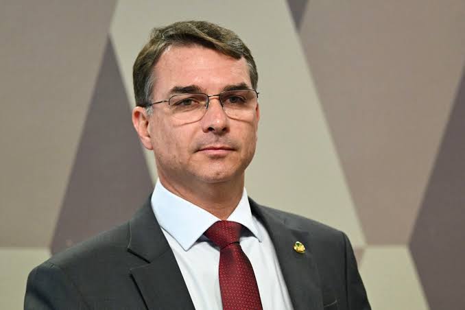 Flávio Bolsonaro diz que foi intimado por Moraes a entregar passaporte