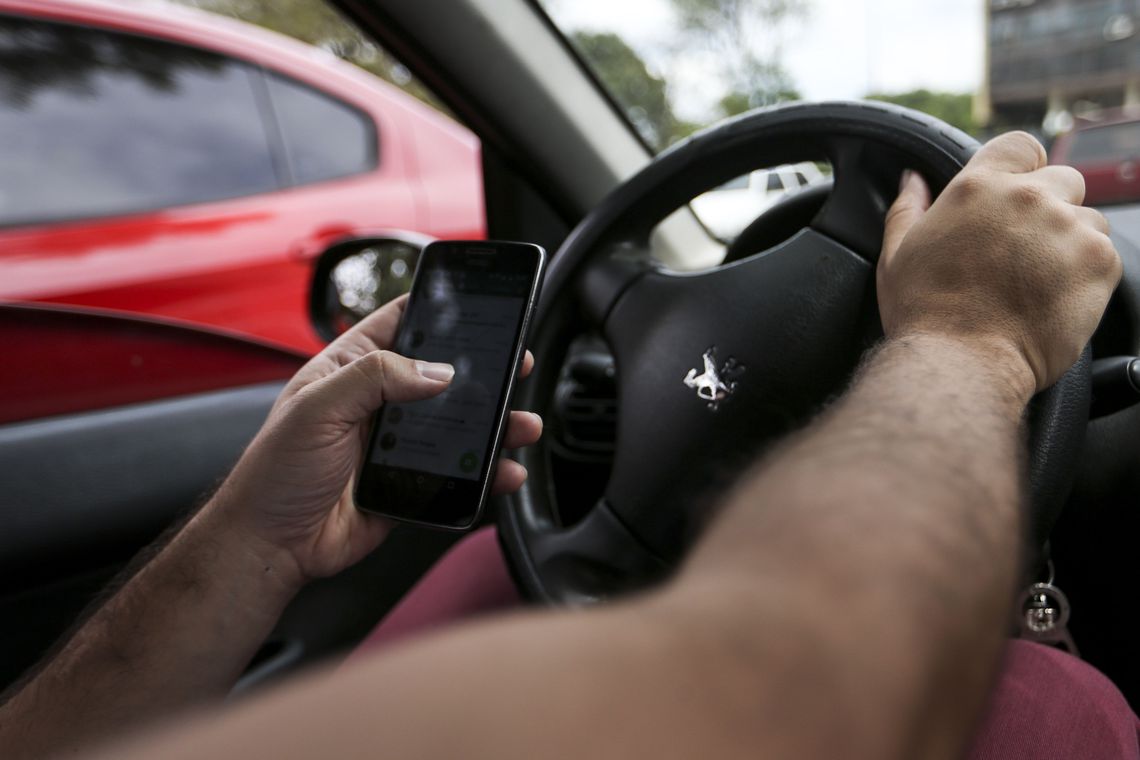 Um em cada cinco brasileiros usa o celular dirigindo
