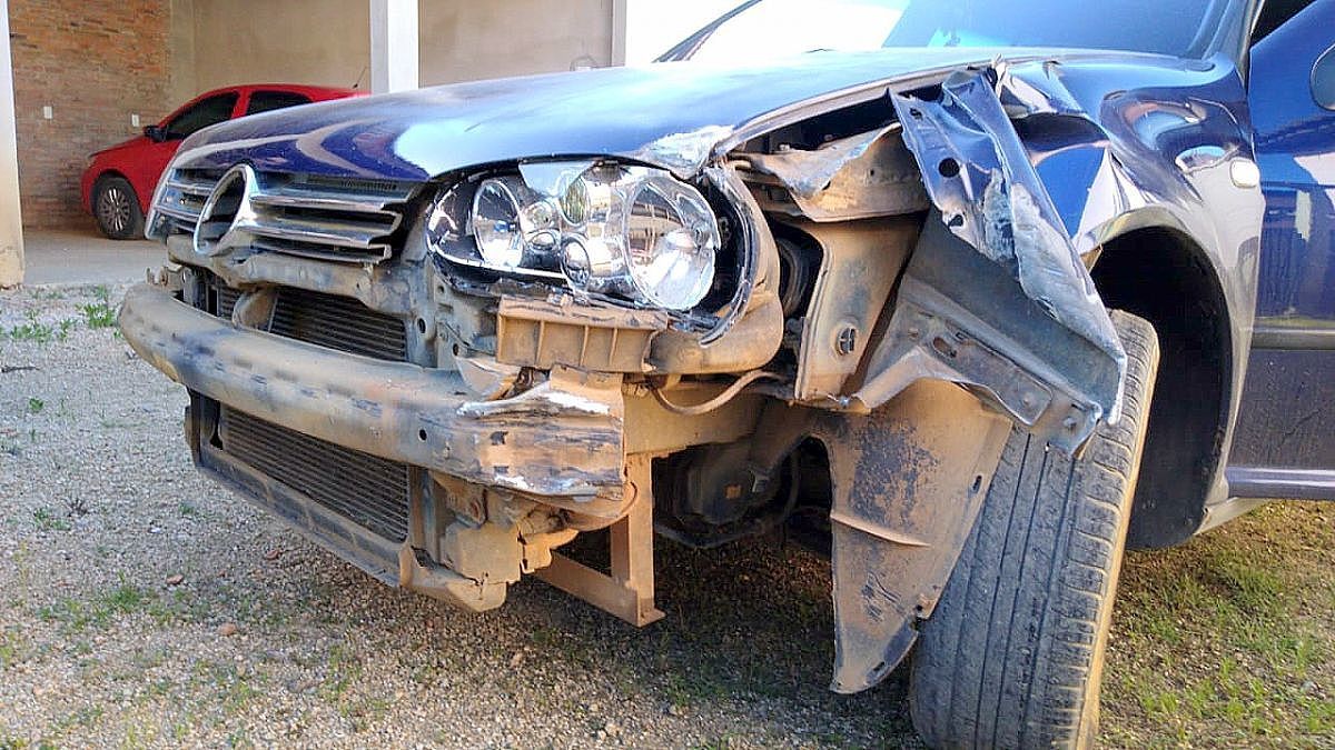Forquilhinha: motorista foge da polícia militar e bate veículo